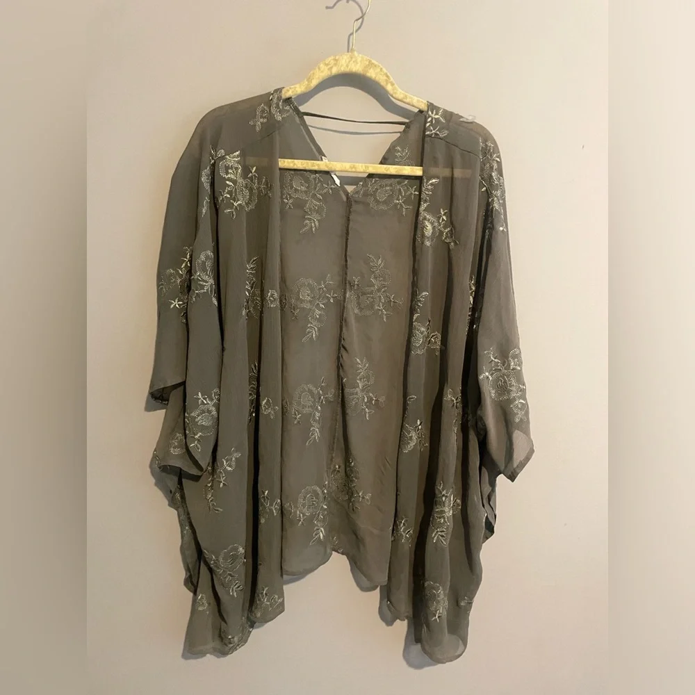 Maurice’s Olive‎ Embroidered Side Slit Kimono L/XL